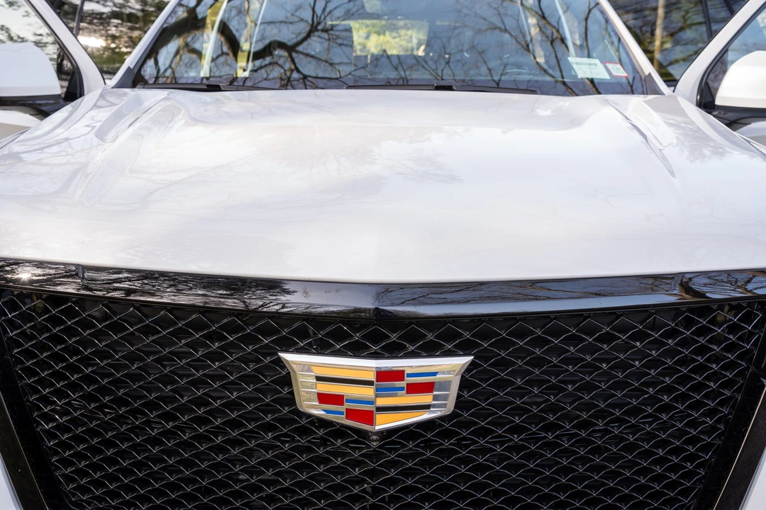 2023 Cadillac Escalade-V 5th Gen - Image 25 of 31