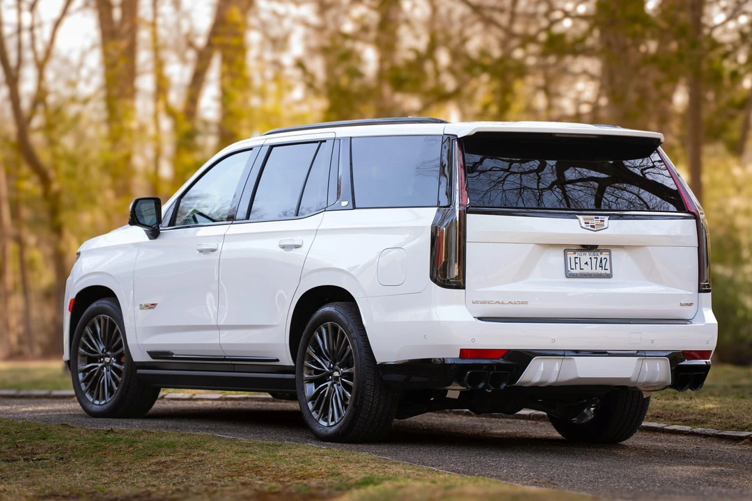 2023 Cadillac Escalade-V 5th Gen - Image 21 of 31