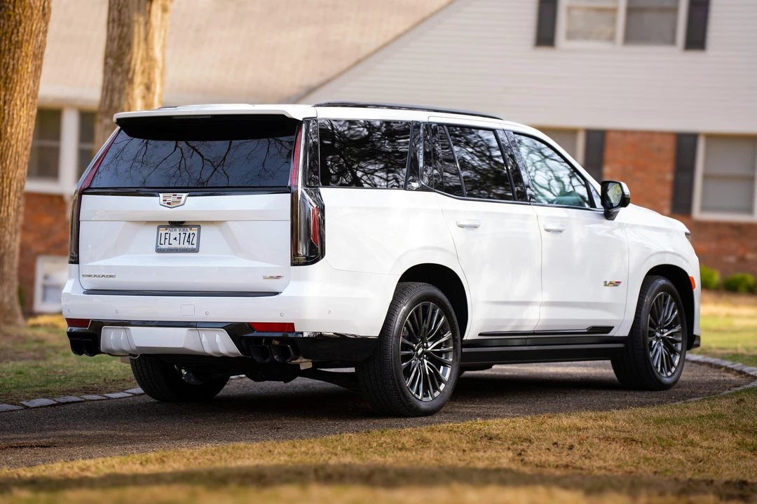 2023 Cadillac Escalade-V 5th Gen - Image 18 of 31