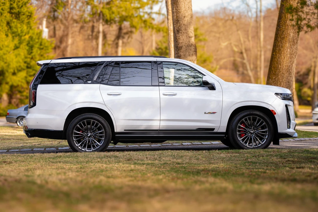 2023 Cadillac Escalade-V 5th Gen - Image 15 of 31