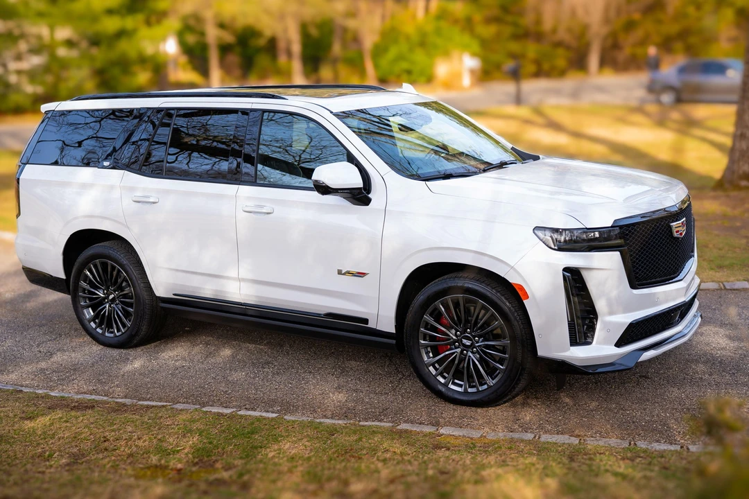 2023 Cadillac Escalade-V 5th Gen - Image 11 of 31