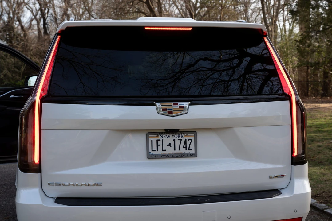 2023 Cadillac Escalade-V 5th Gen - Image 29 of 31