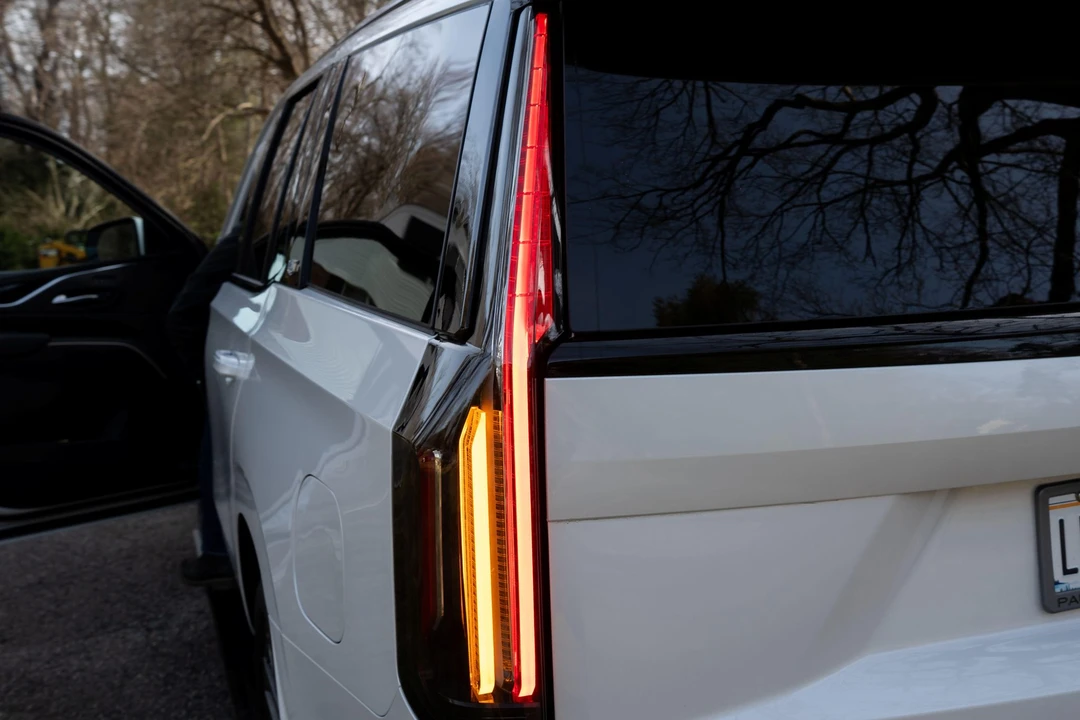 2023 Cadillac Escalade-V 5th Gen - Image 28 of 31