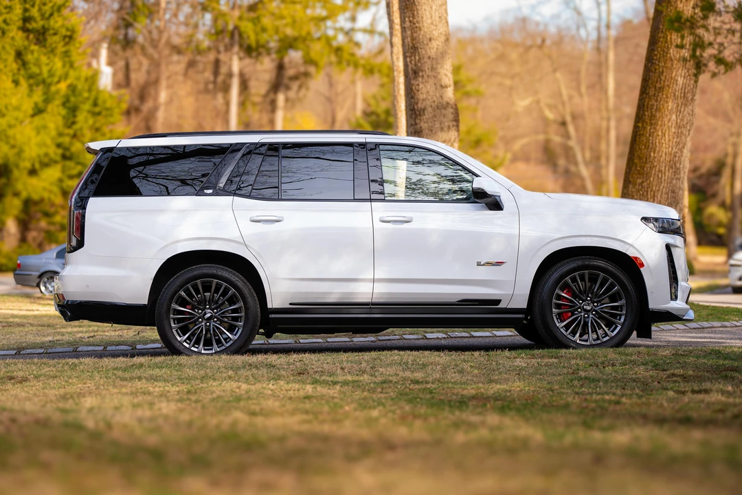 2023 Cadillac Escalade-V 5th Gen - Image 13 of 31