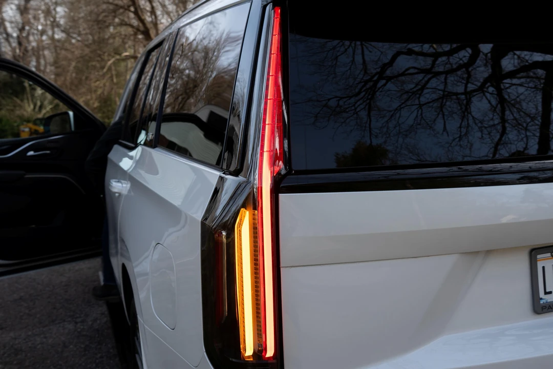 2023 Cadillac Escalade-V 5th Gen - Image 20 of 31