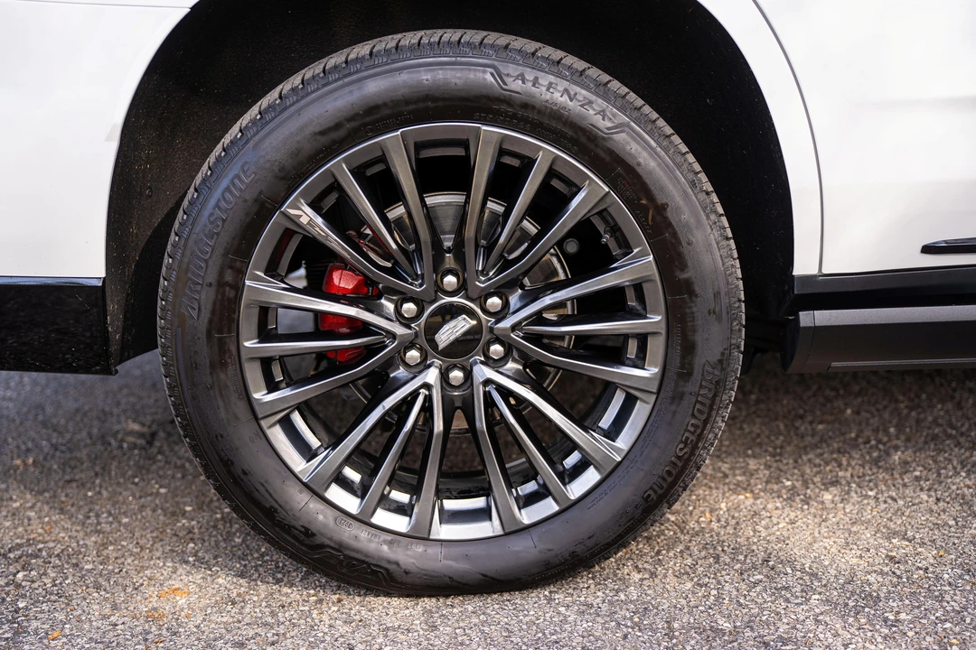 2023 Cadillac Escalade-V 5th Gen - Image 25 of 31