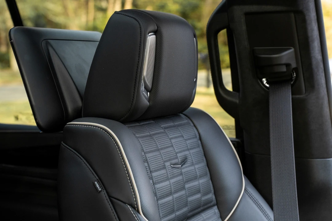 2023 Cadillac Escalade-V 5th Gen - Image 18 of 21