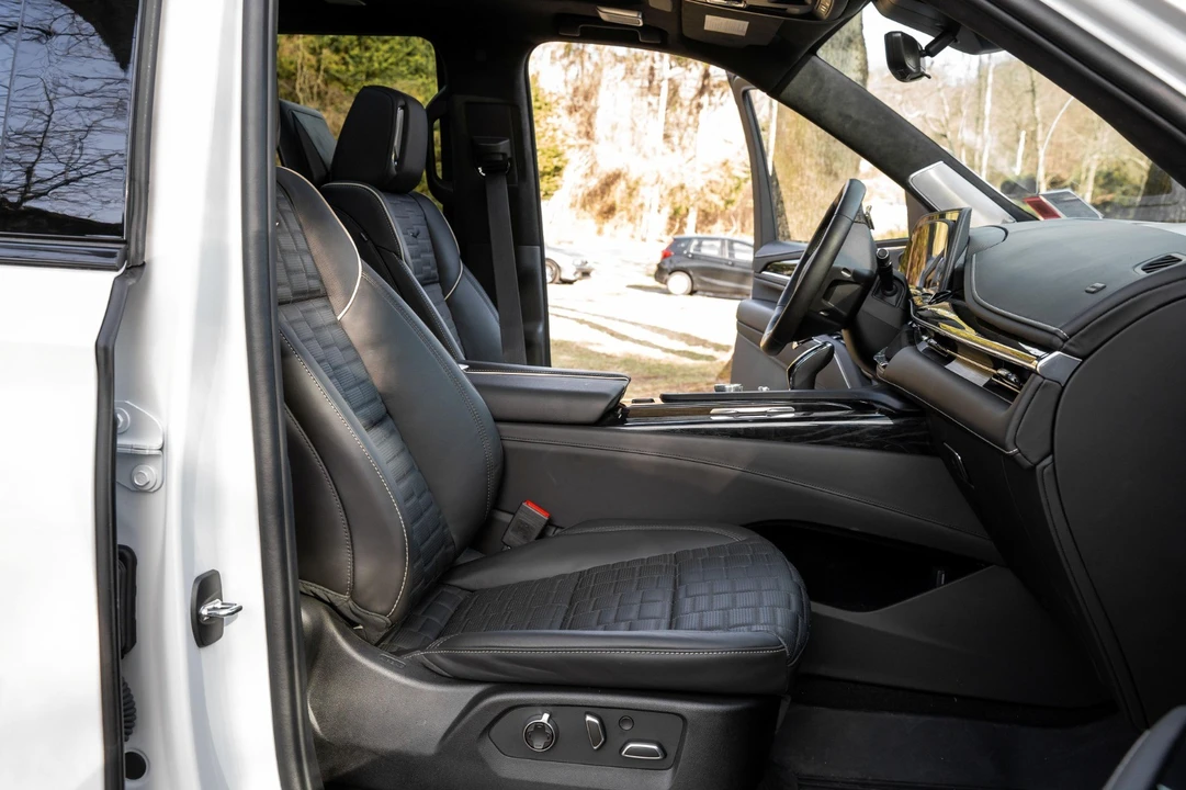 2023 Cadillac Escalade-V 5th Gen - Image 19 of 21