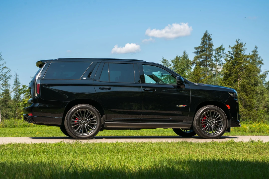 2023 Cadillac Escalade-V 5th Gen - Image 26 of 31