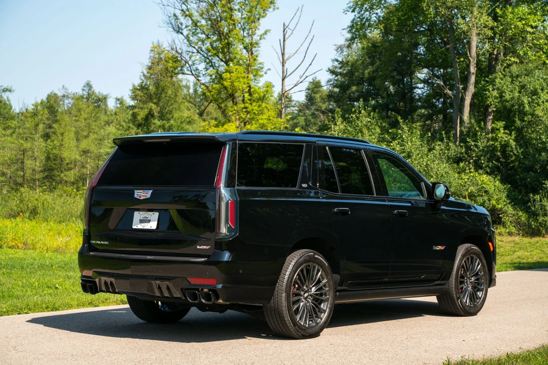 2023 Cadillac Escalade-V 5th Gen - Image 29 of 31