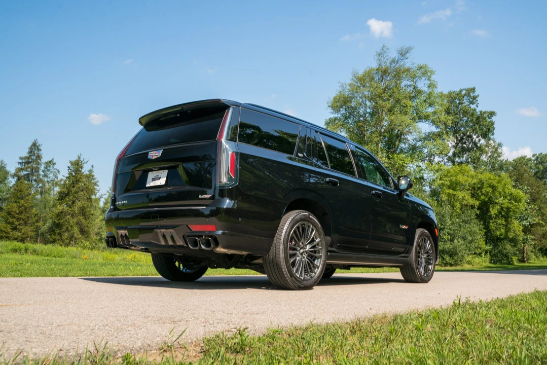 2023 Cadillac Escalade-V 5th Gen - Image 27 of 31