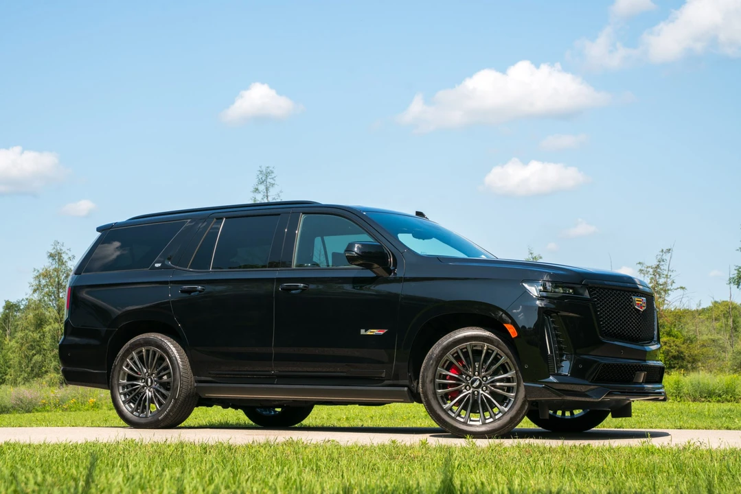 2023 Cadillac Escalade-V 5th Gen - Image 25 of 31
