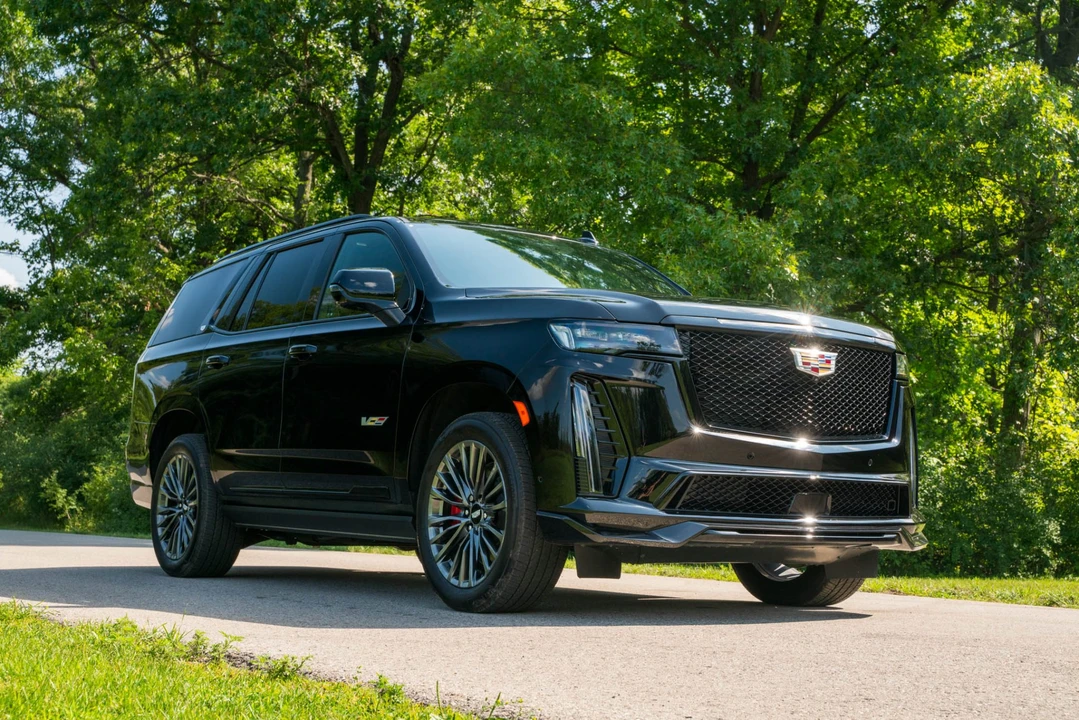 2023 Cadillac Escalade-V 5th Gen - Image 16 of 31