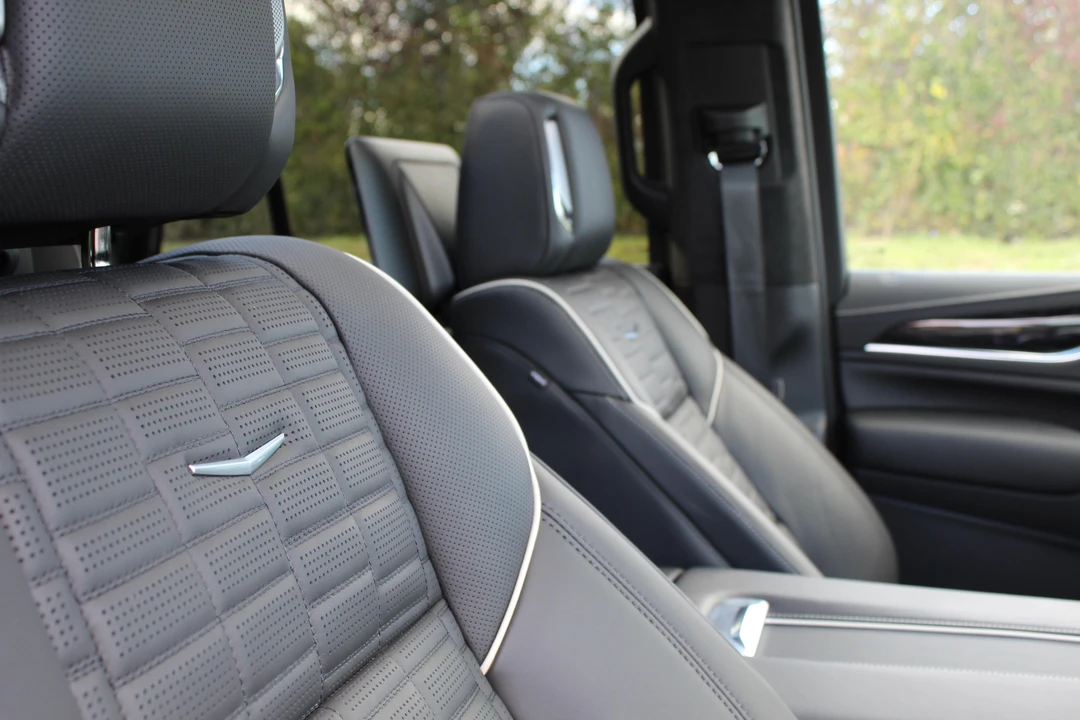 2023 Cadillac Escalade-V 5th Gen - Image 28 of 31