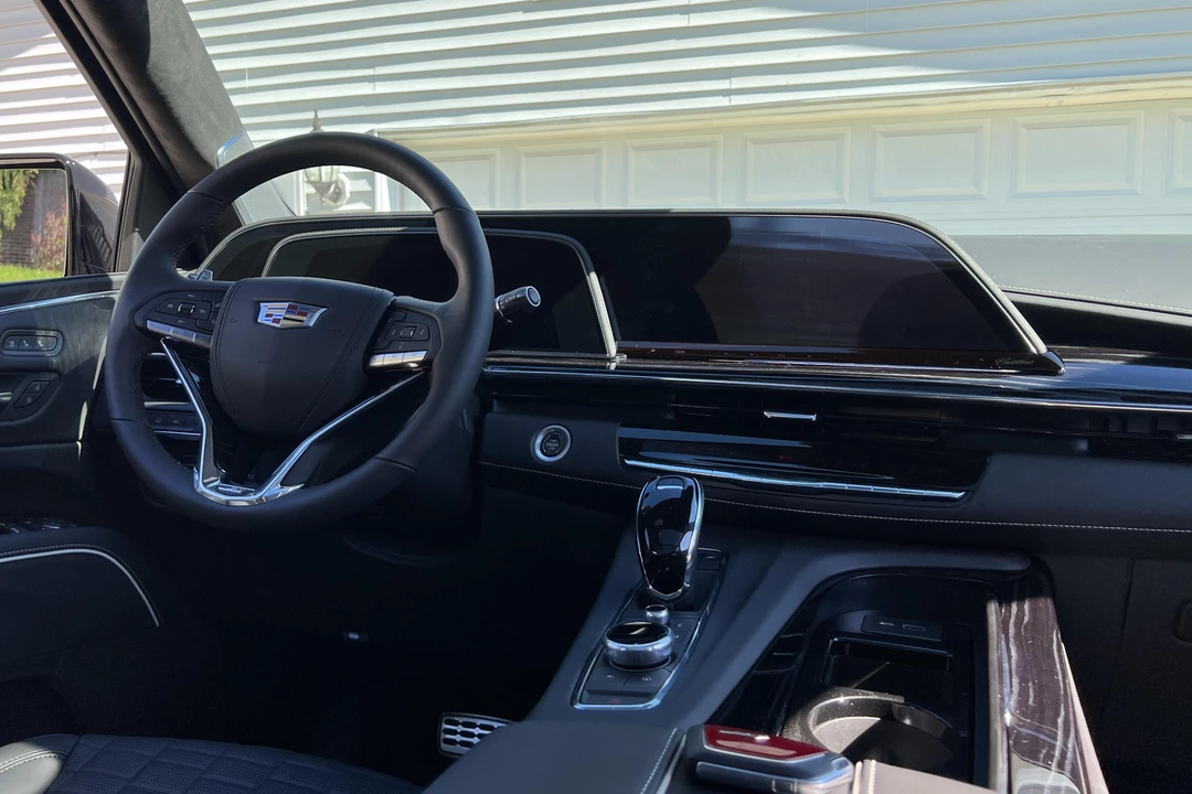 2023 Cadillac Escalade-V 5th Gen - Image 24 of 31
