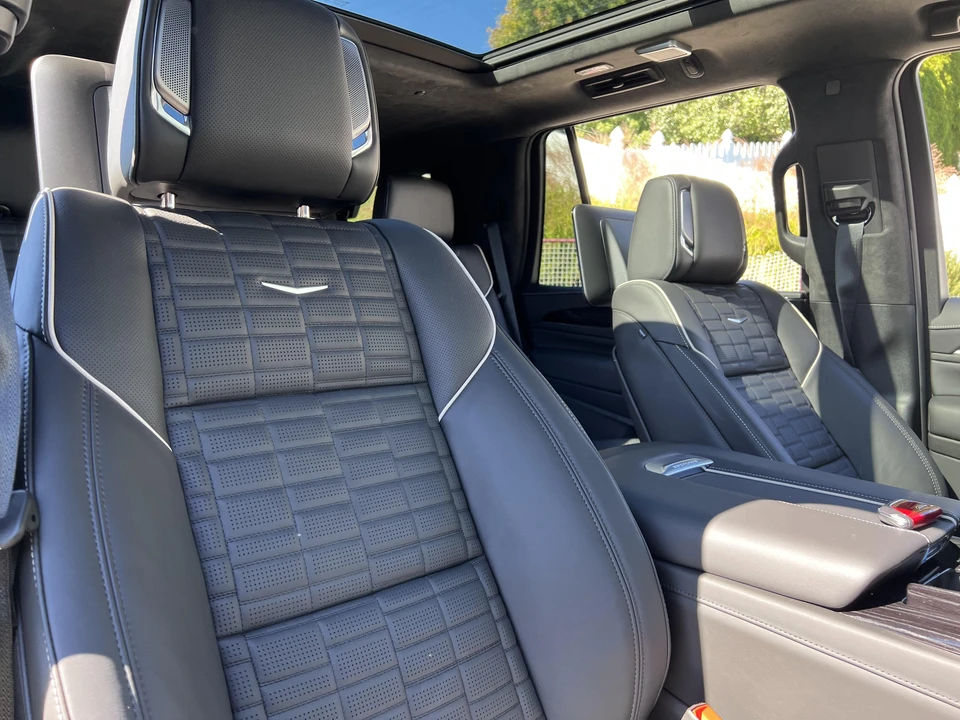 2023 Cadillac Escalade-V 5th Gen - Image 27 of 31