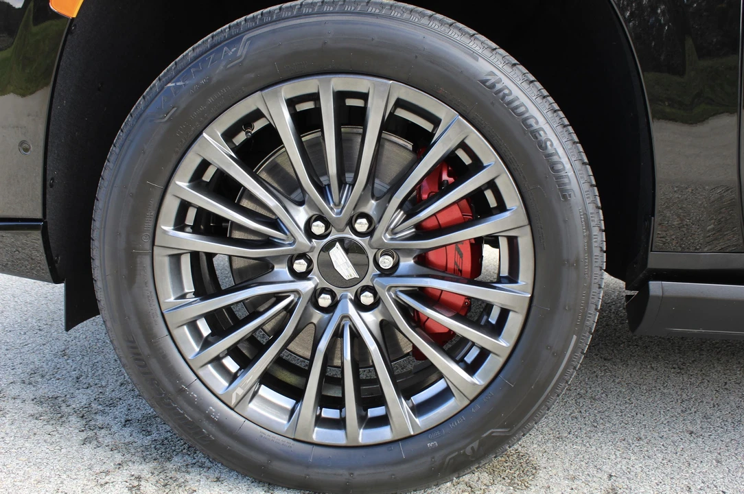 2023 Cadillac Escalade-V 5th Gen - Image 18 of 31