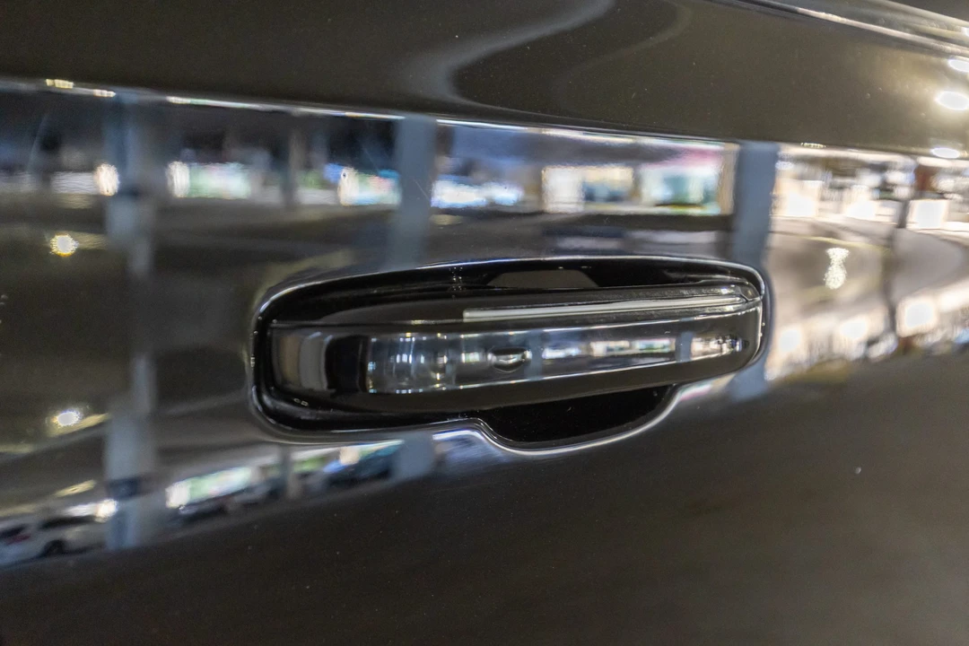 2023 Cadillac Escalade-V 5th Gen - Image 15 of 31