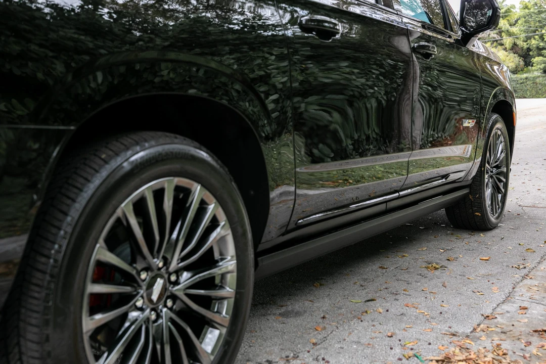2023 Cadillac Escalade-V 5th Gen - Image 30 of 31