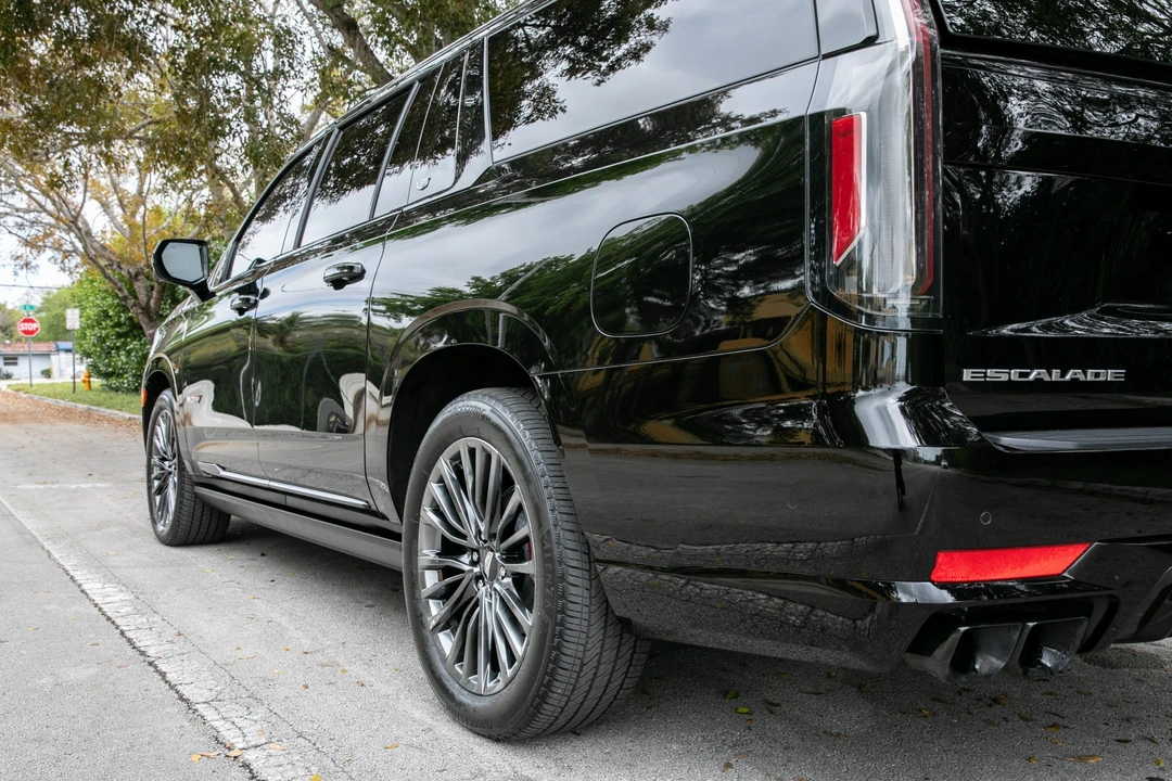 2023 Cadillac Escalade-V 5th Gen - Image 20 of 31