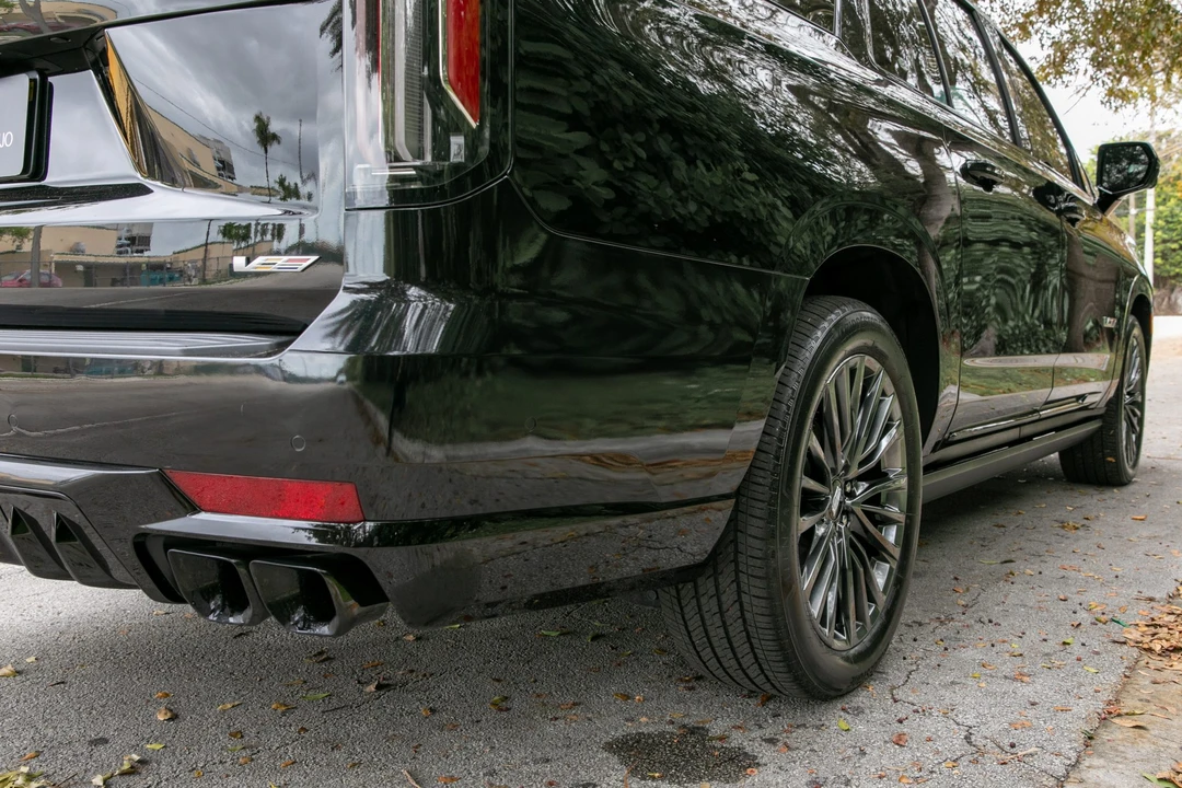 2023 Cadillac Escalade-V 5th Gen - Image 29 of 31