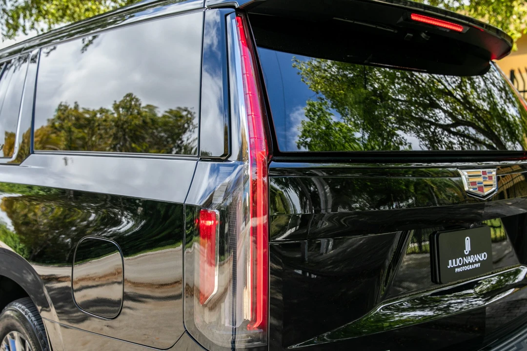 2023 Cadillac Escalade-V 5th Gen - Image 21 of 31