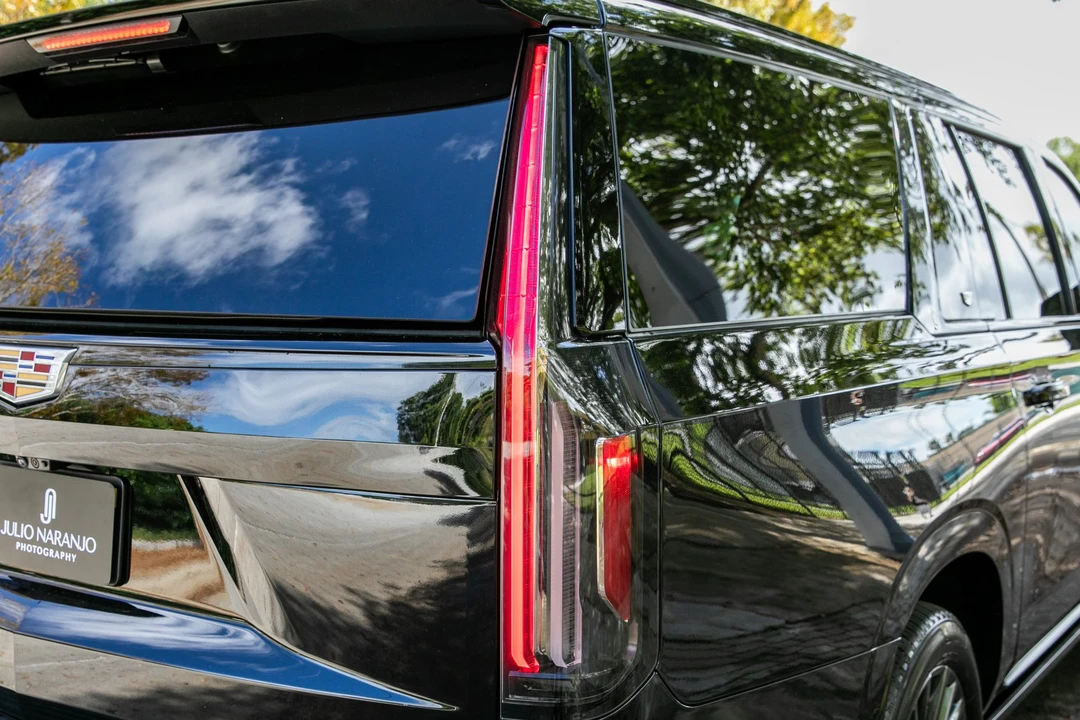 2023 Cadillac Escalade-V 5th Gen - Image 27 of 31