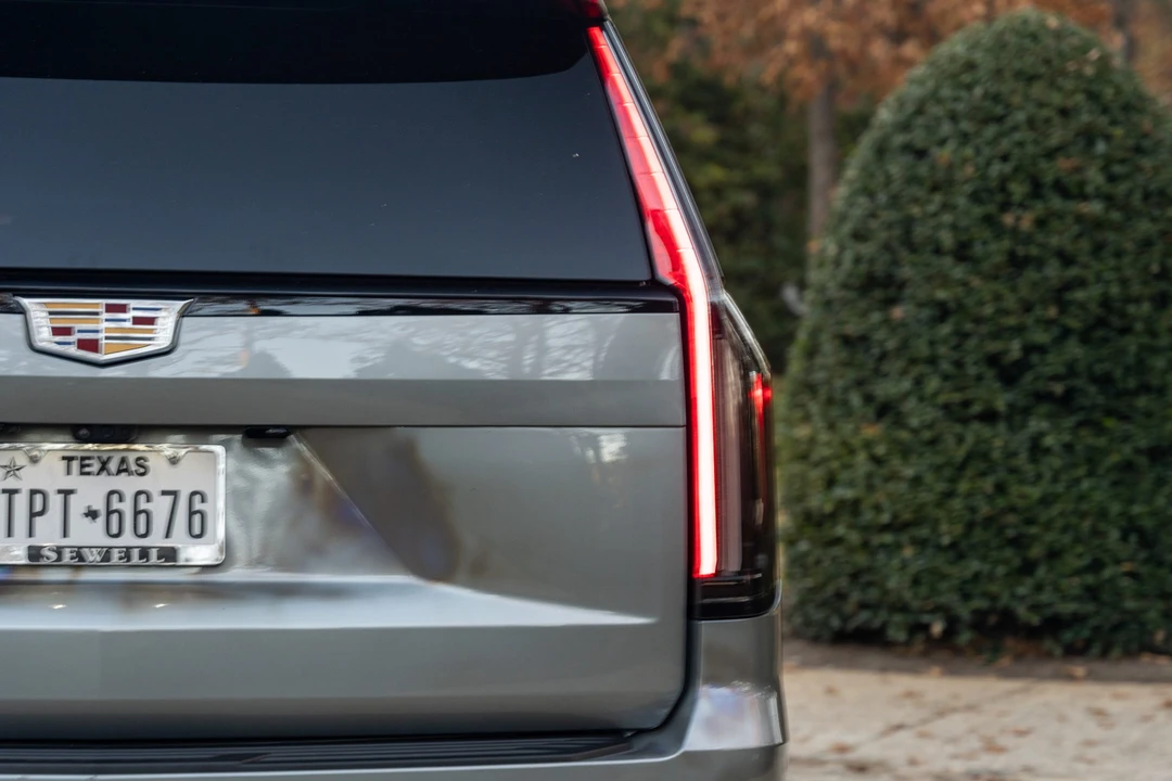 2023 Cadillac Escalade-V 5th Gen - Image 18 of 31