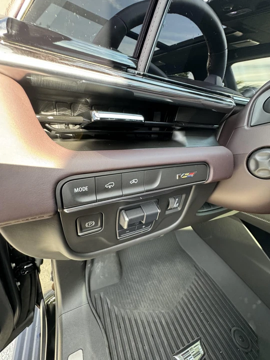 2023 Cadillac Escalade-V 5th Gen - Image 28 of 31