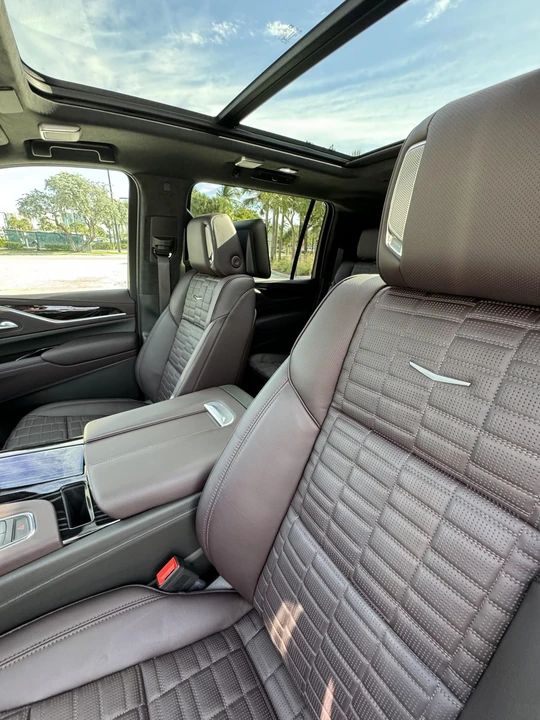2023 Cadillac Escalade-V 5th Gen - Image 25 of 31