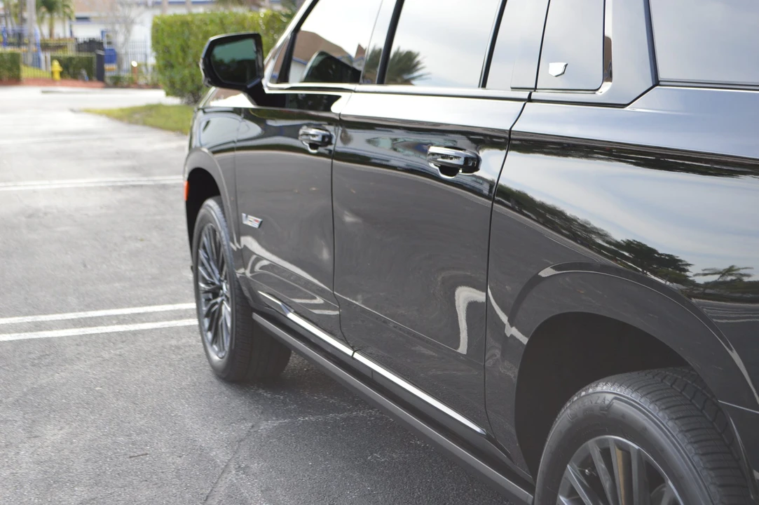 2023 Cadillac Escalade-V 5th Gen - Image 20 of 31