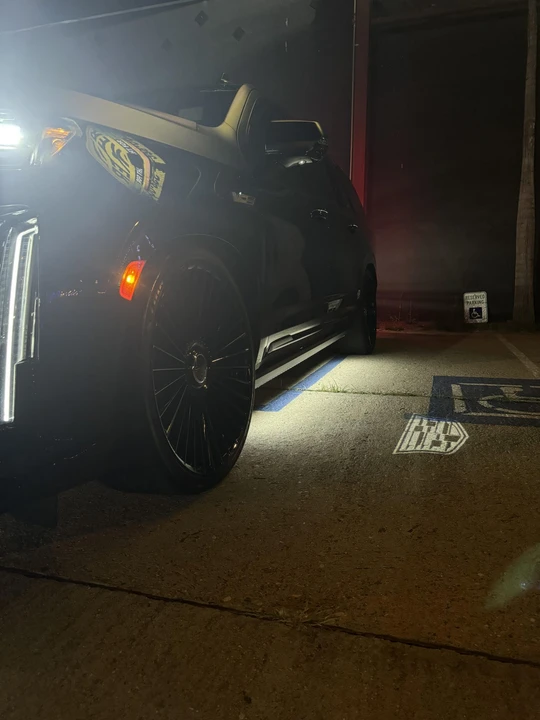 2023 Cadillac Escalade-V 5th Gen - Image 28 of 31