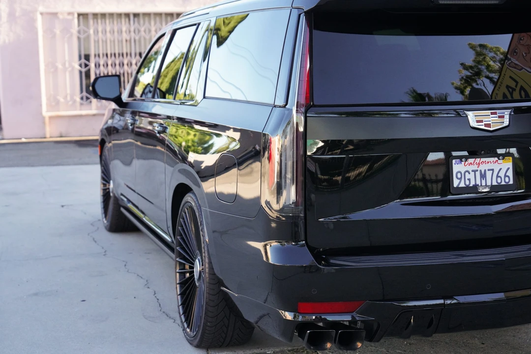 2023 Cadillac Escalade-V 5th Gen - Image 21 of 31