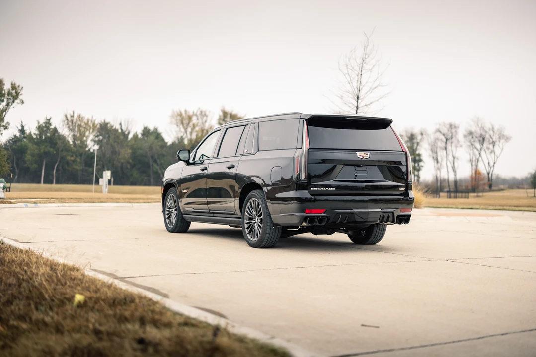 2023 Cadillac Escalade-V 5th Gen - Image 15 of 31
