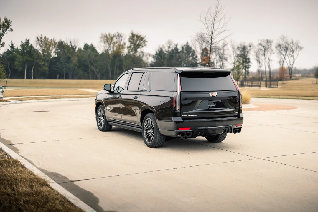 2023 Cadillac Escalade-V 5th Gen - Image 16 of 31