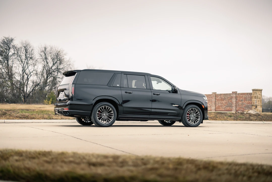 2023 Cadillac Escalade-V 5th Gen - Image 23 of 31