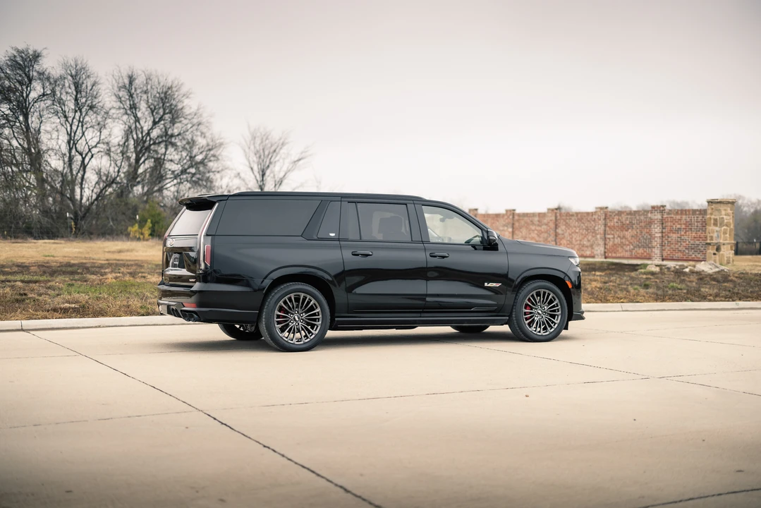 2023 Cadillac Escalade-V 5th Gen - Image 24 of 31