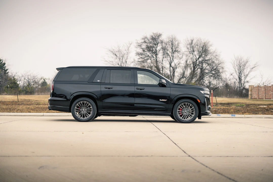 2023 Cadillac Escalade-V 5th Gen - Image 25 of 31