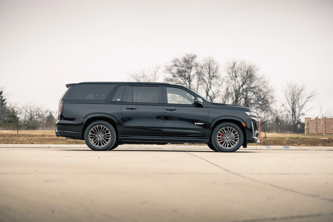 2023 Cadillac Escalade-V 5th Gen - Image 26 of 31