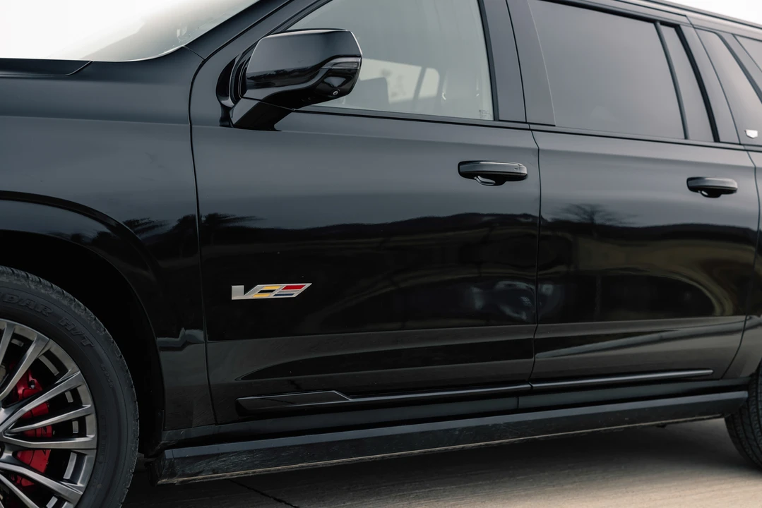 2023 Cadillac Escalade-V 5th Gen - Image 28 of 31