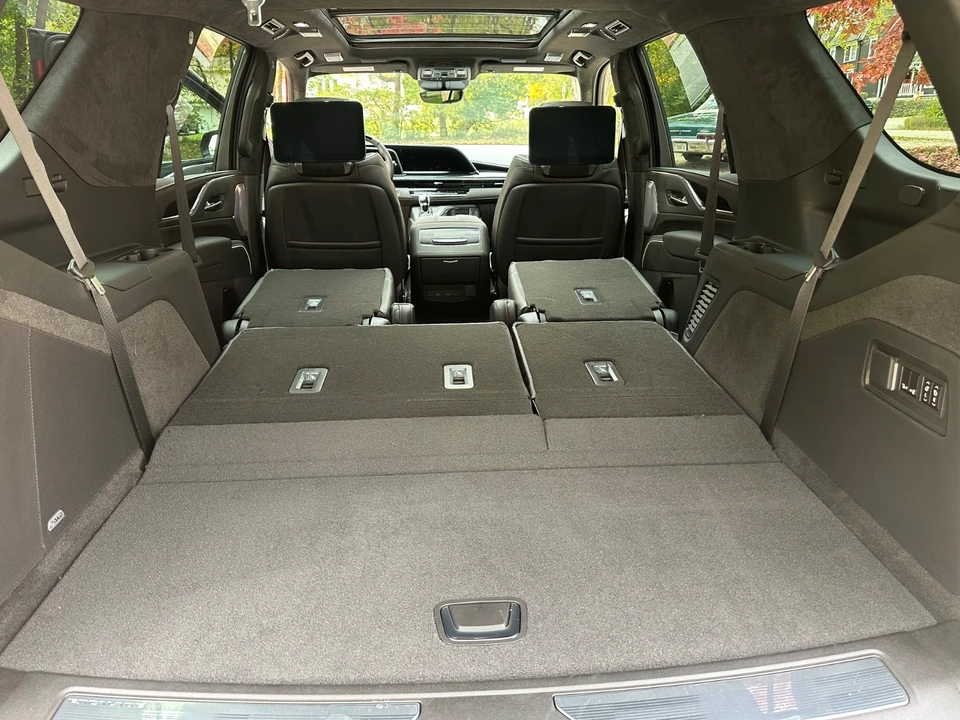 2023 Cadillac Escalade-V 5th Gen - Image 17 of 21
