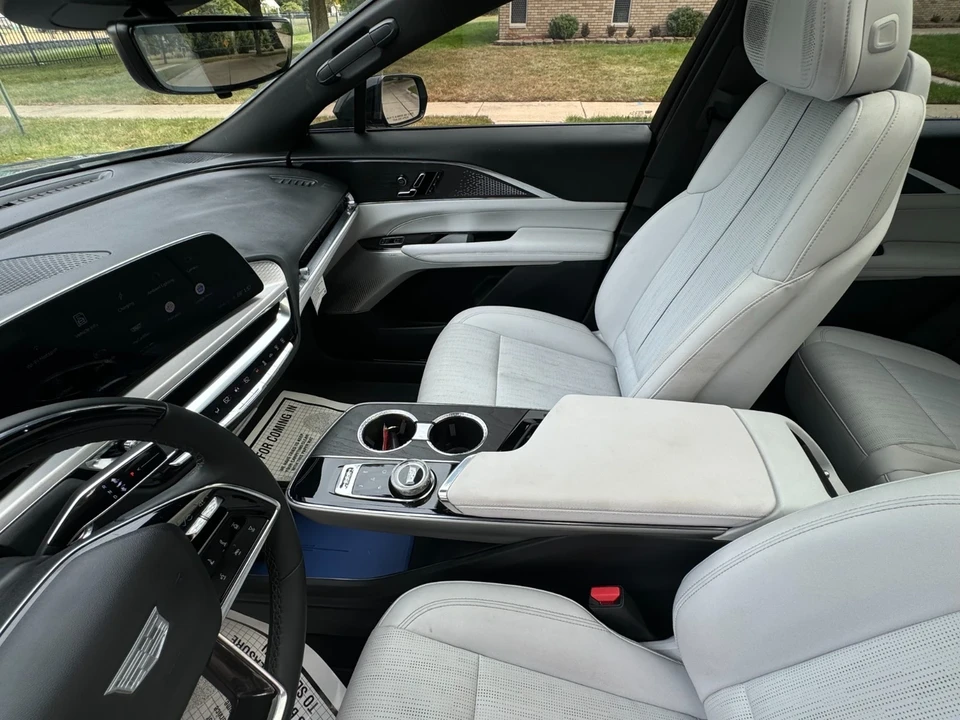 2023 Cadillac Lyriq - Image 17 of 21