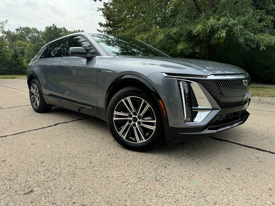 2023 Cadillac Lyriq - Image 2 of 21