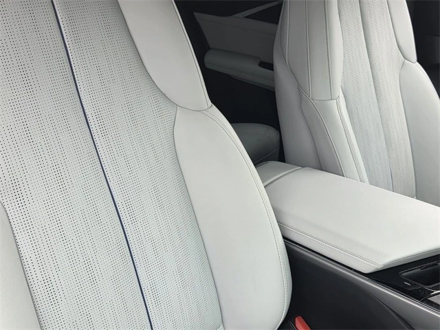 2023 Cadillac Lyriq - Image 18 of 21