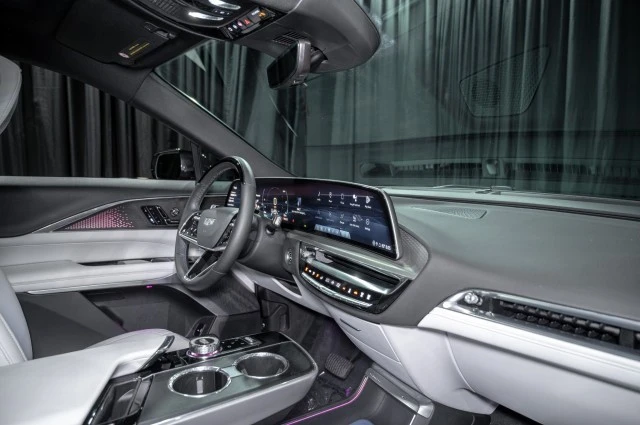2023 Cadillac Lyriq - Image 14 of 21