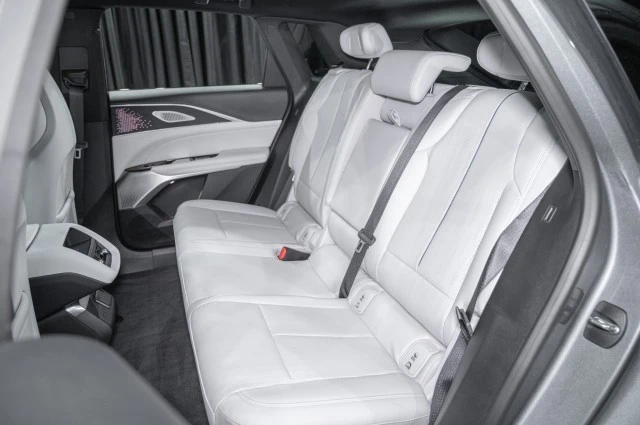 2023 Cadillac Lyriq - Image 11 of 21