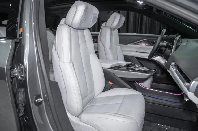 2023 Cadillac Lyriq - Image 13 of 21