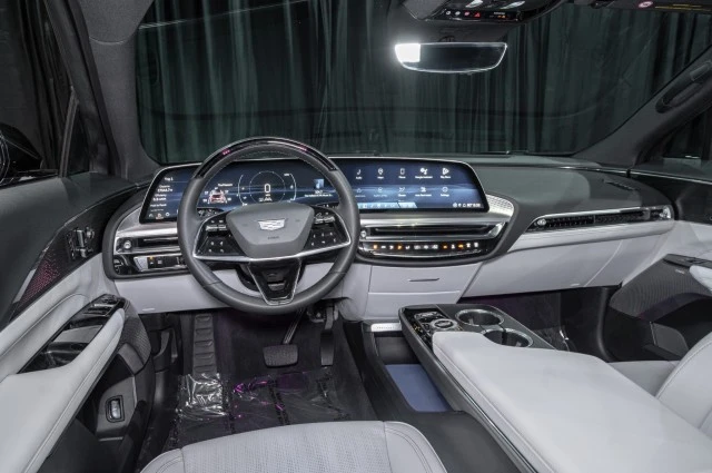 2023 Cadillac Lyriq - Image 17 of 21