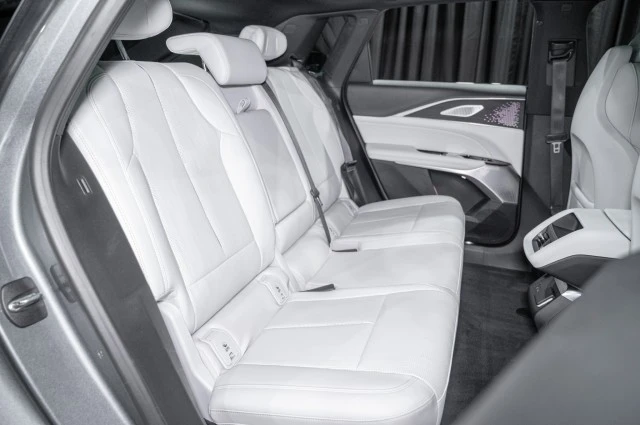 2023 Cadillac Lyriq - Image 12 of 21