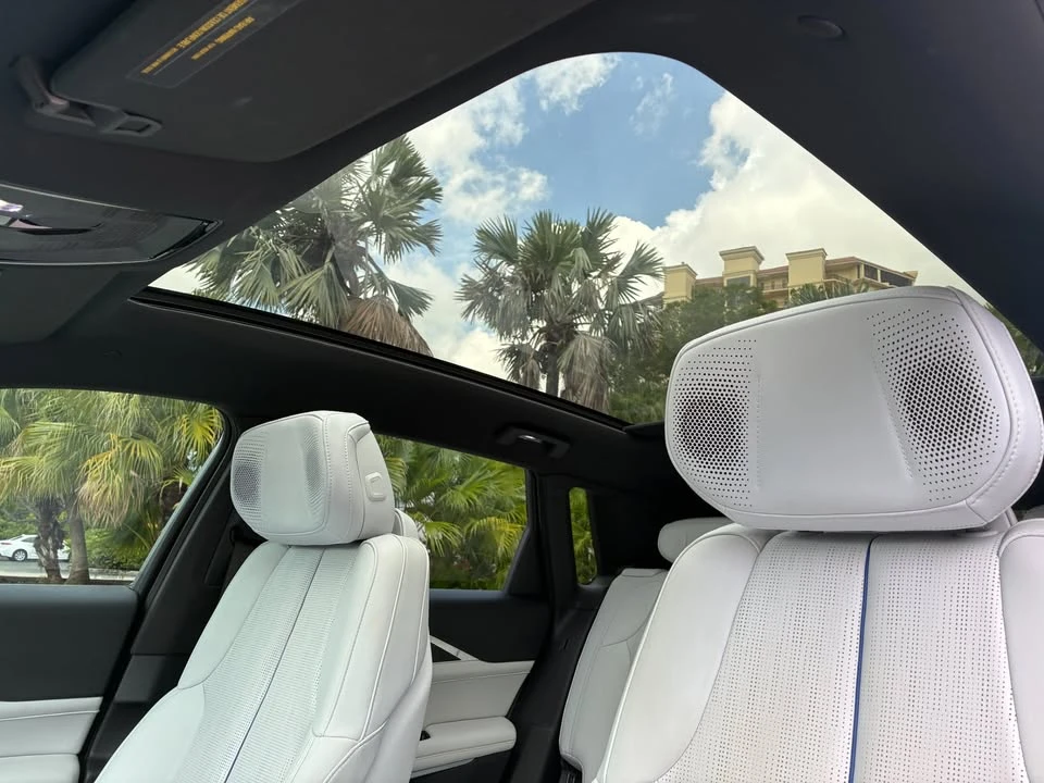 2023 Cadillac Lyriq - Image 17 of 19